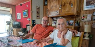 Marie-Thérèse Gilet, atteinte d'un cancer, avec son mari Guy Gilet à leur domicile de Villeneuve-en-Retz. Photo : Marion Coisne / Mediacités