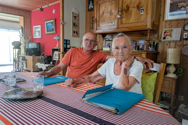 Marie-Thérèse Gilet, atteinte d'un cancer, avec son mari Guy Gilet à leur domicile de Villeneuve-en-Retz. Photo : Marion Coisne / Mediacités