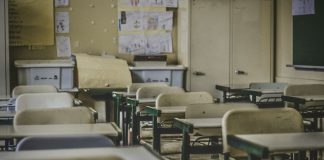 2025-09-Salle de classe-Enseignant discrimine