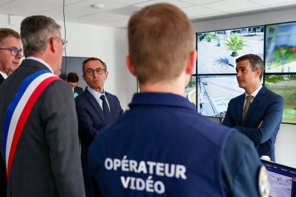 Yannick Moreau (de dos) et son successeur Nicolas Chénéchaud (à droite) avec Bruno Retailleau pour l'inauguration du nouveau commissariat des Sables-d'Olonne à l'été 2025. Photo : compte X de Yannick Moreau