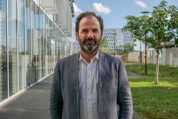 Foulques Chombart de Lauwe, sur l'île de Nantes, le lendemain de sa victoire à la primaire LR. Photo : Thibault Dumas / Mediacités