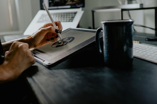 Les artistes alertent sur le recours de plus en plus important à l'IA générative pour la production d'images, un usage qui se fait au détriment de la création artistique. Crédit Unsplash.