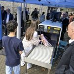 Installation de scanner à l’entrée du Lycée Mérieux à Lyon le 1/09/25