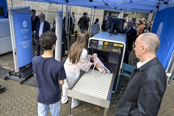 Installation de scanner à l’entrée du Lycée Mérieux à Lyon le 1/09/25