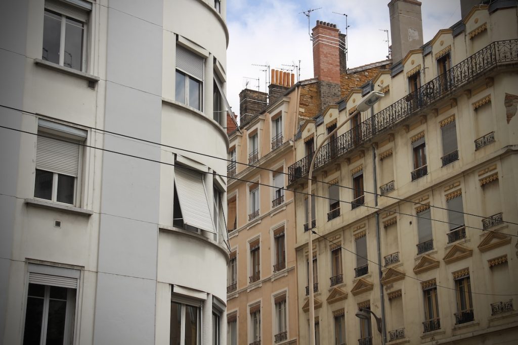 Encadrement des loyers à Lyon et Villeurbanne : petite tuile juridique mais revers politique