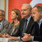 Julie Escudier (à gauche de Jean-Luc Moudenc) et Sacha Briand (à droite) font partie des cinq adjoints accusés de complicité de détournement de fonds publics. / Crédit Frédéric Scheiber