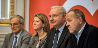 Julie Escudier (à gauche de Jean-Luc Moudenc) et Sacha Briand (à droite) font partie des cinq adjoints accusés de complicité de détournement de fonds publics. / Crédit Frédéric Scheiber