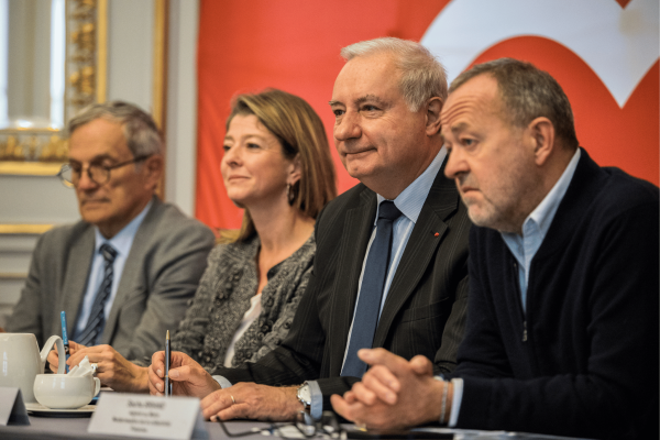 Julie Escudier (à gauche de Jean-Luc Moudenc) et Sacha Briand (à droite) font partie des cinq adjoints accusés de complicité de détournement de fonds publics. / Crédit Frédéric Scheiber