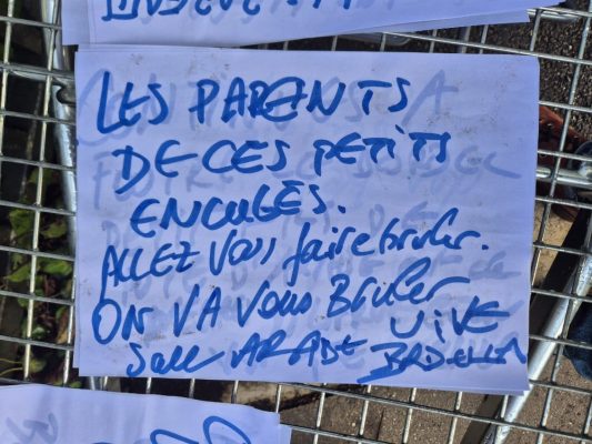 Des affiches racistes menaçant de mort des enfants ont été retrouvées près d'une école toulousaine. / Crédit CB