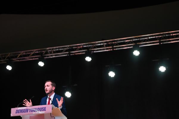 2026_JANVIER_TOULOUSE_François Piquemal en meeting salle Mermoz