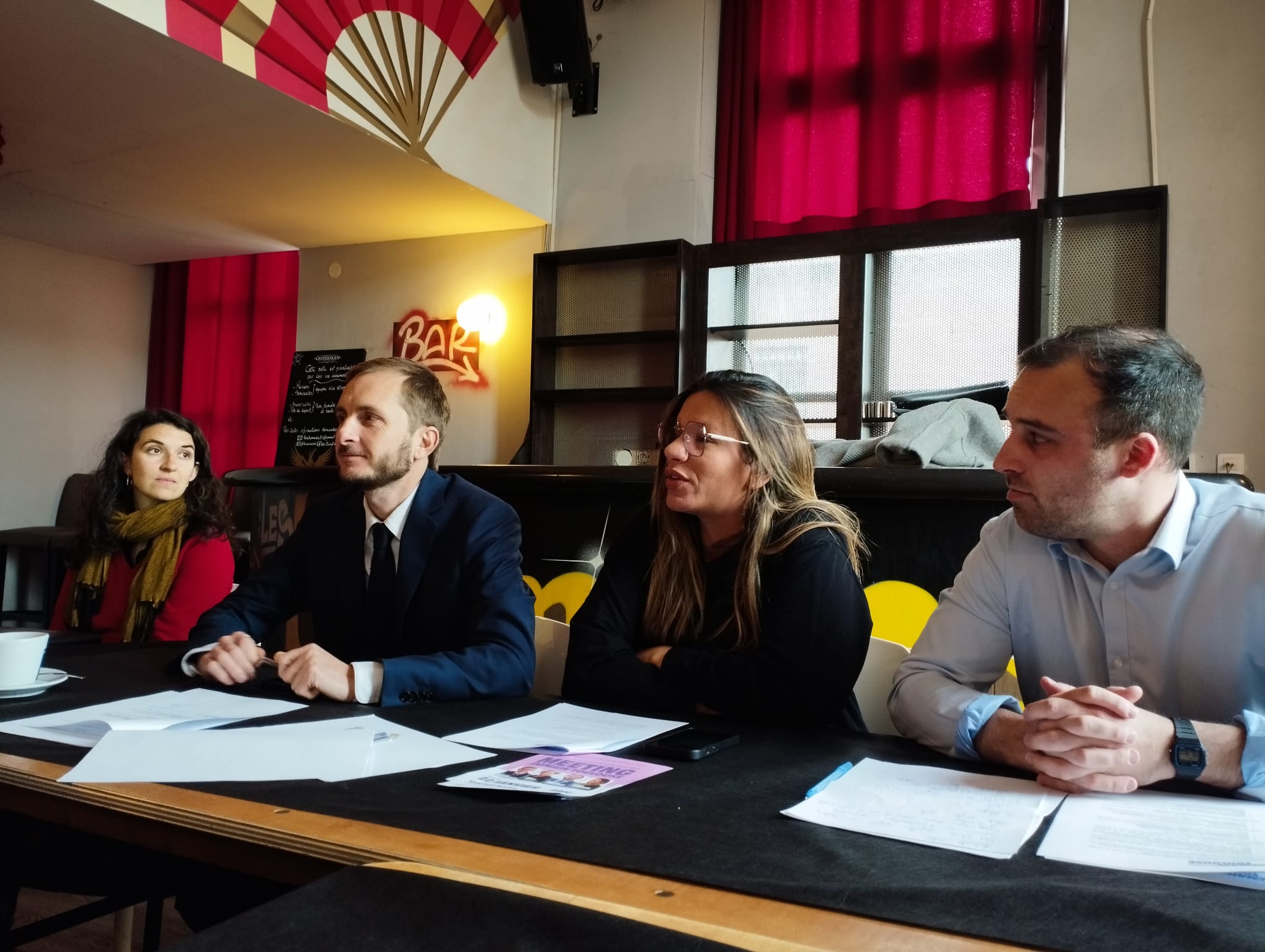 François Piquemal, ses colistiers Anissa Benyoub et Thibault Pichel (à droite) et sa codirectrice de campagne Ariane Laude (à gauche), lors de la présentation du programme de la liste Demain Toulouse, le 7 janvier. / GC
