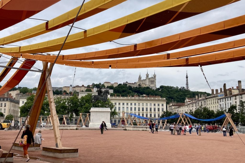 Végétaliser la place Bellecour&nbsp;: les (nombreux) obstacles d’une promesse électorale