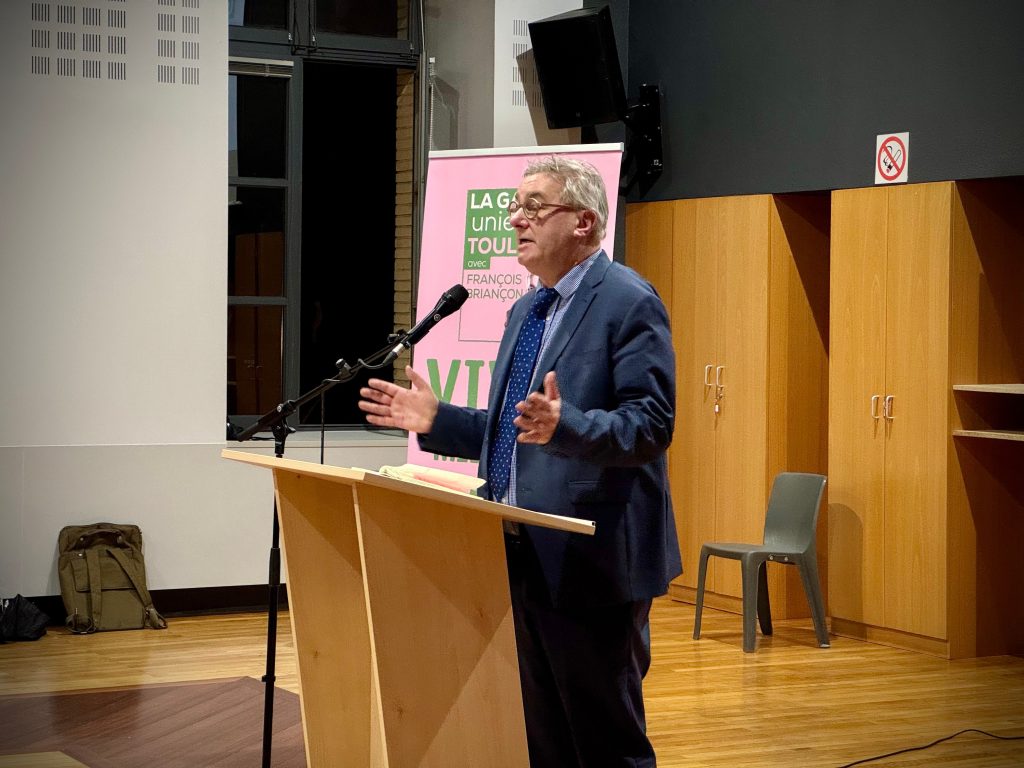 François Briançon, lors d'une réunion publique le 27 janvier 2026. / Gauche Unie