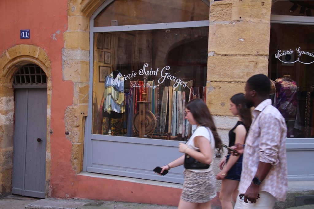 Une boutique de soierie du Vieux Lyon sanctionnée pour « pratiques commerciales trompeuses »