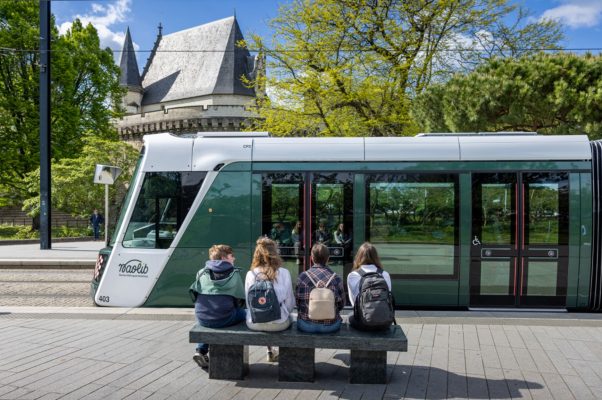 La ligne 1 de tramway qui passe au pied du château des ducs de Bretagne. Photo : Semitan